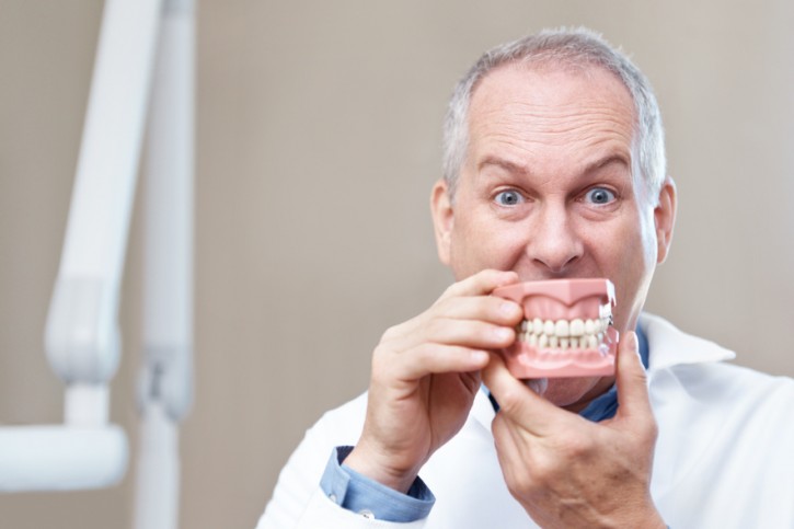 Das Herausnehmen der Zahnprothese in der Nacht