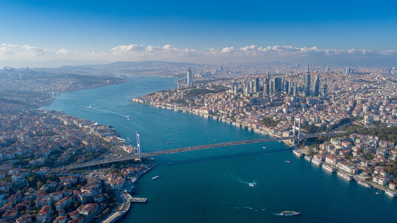 Panoramaaufnahme von Istanbul mit Bosporus, Brücken, moderner Skyline und historischer Architektur, verbindet Europa und Asien