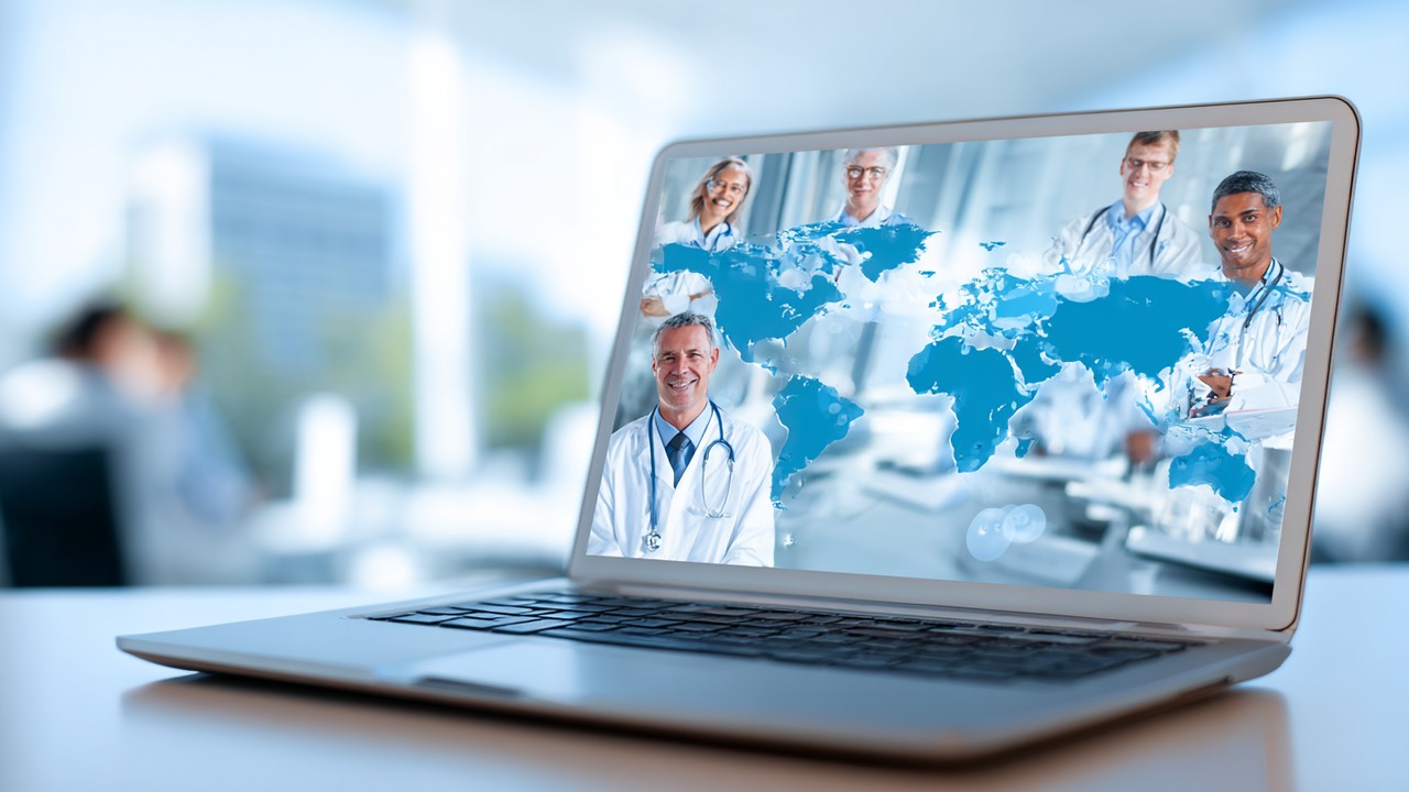 Moderner Laptop zeigt eine medizinische Tourismusseite mit Weltkarte und internationalen Patienten, betont globale Gesundheitsreise.