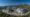 Panoramablick auf ein modernes türkisches Krankenhaus mit medizinischer Infrastruktur, umgeben von Natur, internationale Patienten, blauer Himmel, Gesundheitstourismus
