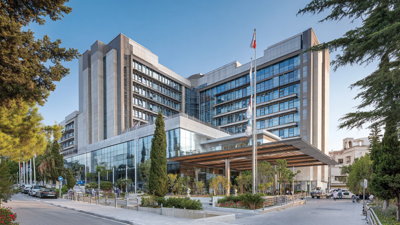 Modernes Krankenhaus in der Türkei mit internationalen Patienten und medizinischem Personal bei Tageslicht, zeigt fortschrittliche Gesundheitsinfrastruktur.