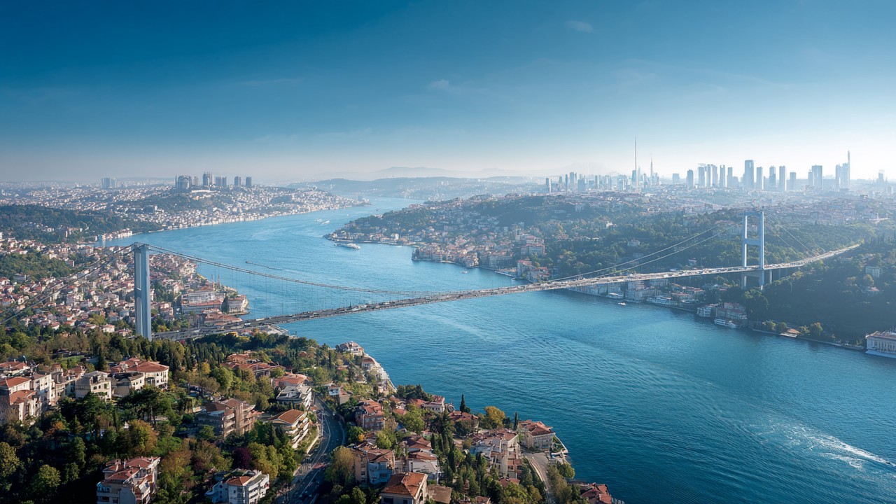 Panoramablick auf Istanbul mit europäischen und asiatischen Stadtteilen, Wahrzeichen und modernen Krankenhäusern bei Sonnenlicht, zeigt strategische Lage und Gesundheitsinfrastruktur.