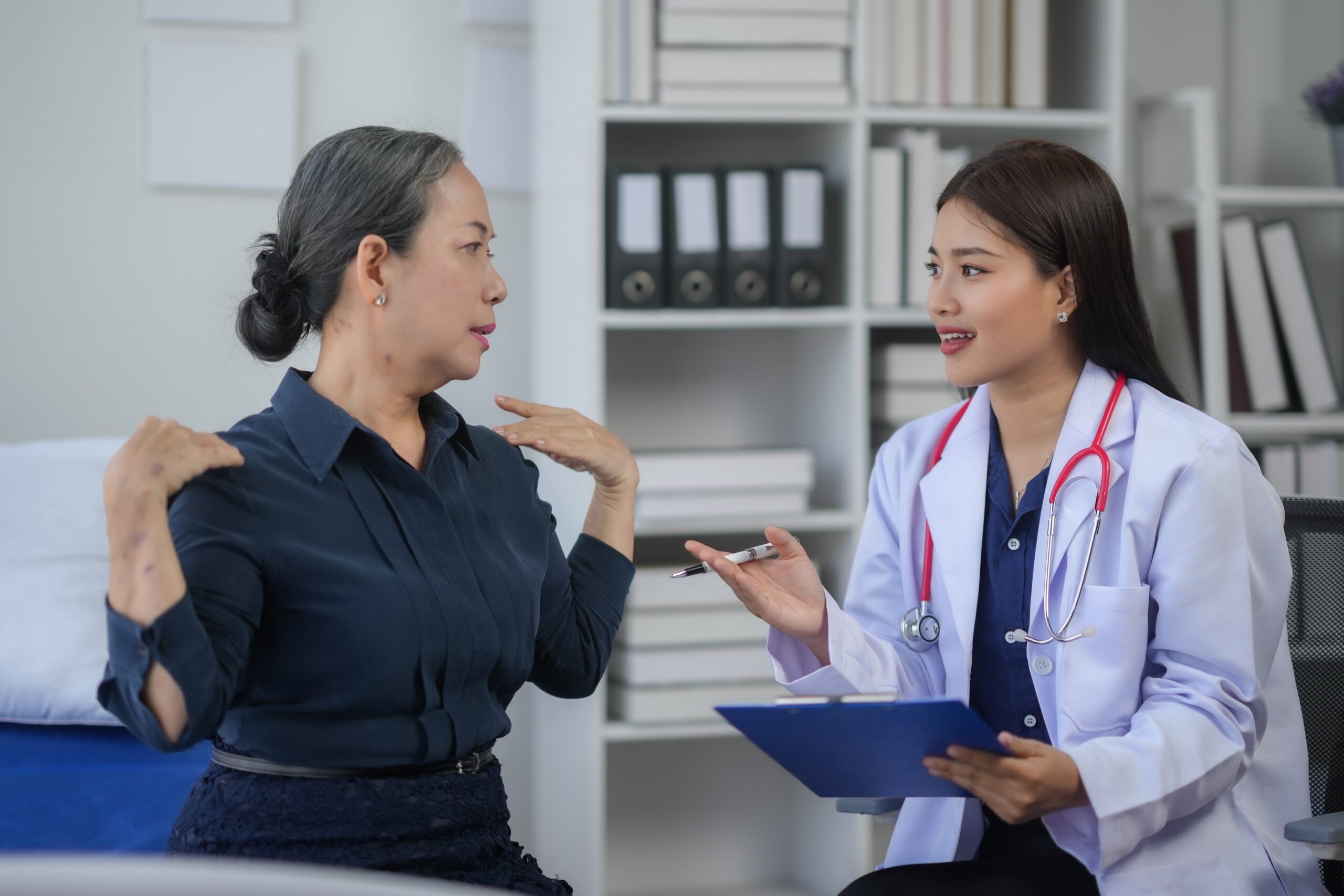 Arzt berät einen älteren Patienten in einer Arztpraxis
