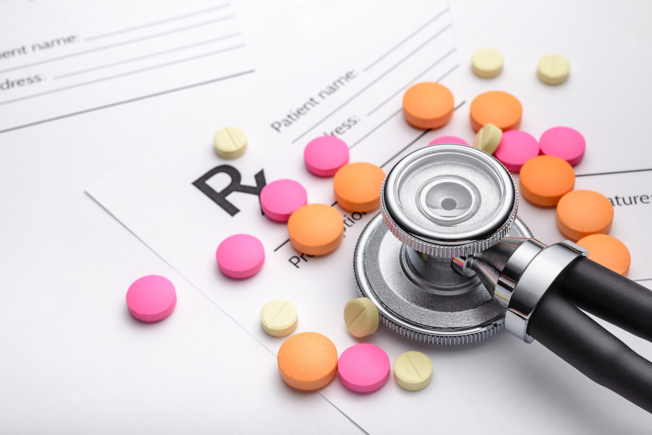 Medizinisches Stethoskop und Rezeptformular.