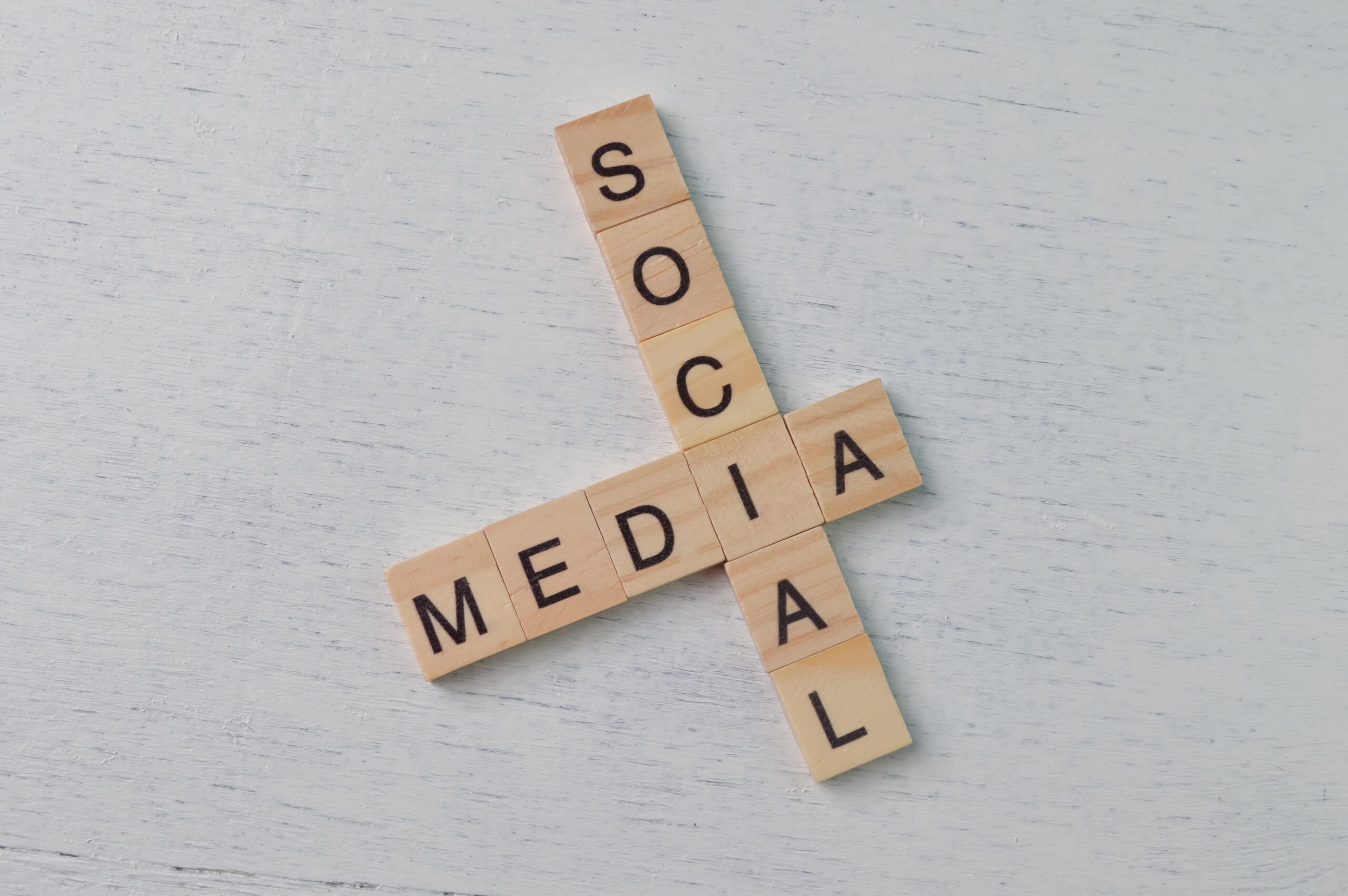 Quadratische Buchstaben mit dem Text SOCIAL und MEDIA.